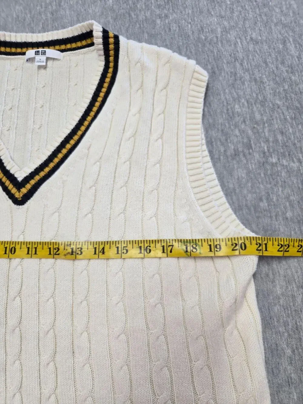 Uniqlo Sweater Vest Mens Large White Cable Knit V Neck Pullover Striped Trim